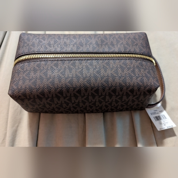 Michael Kors Travel Bag In Brown Signature Print - Picture 1 of 5
